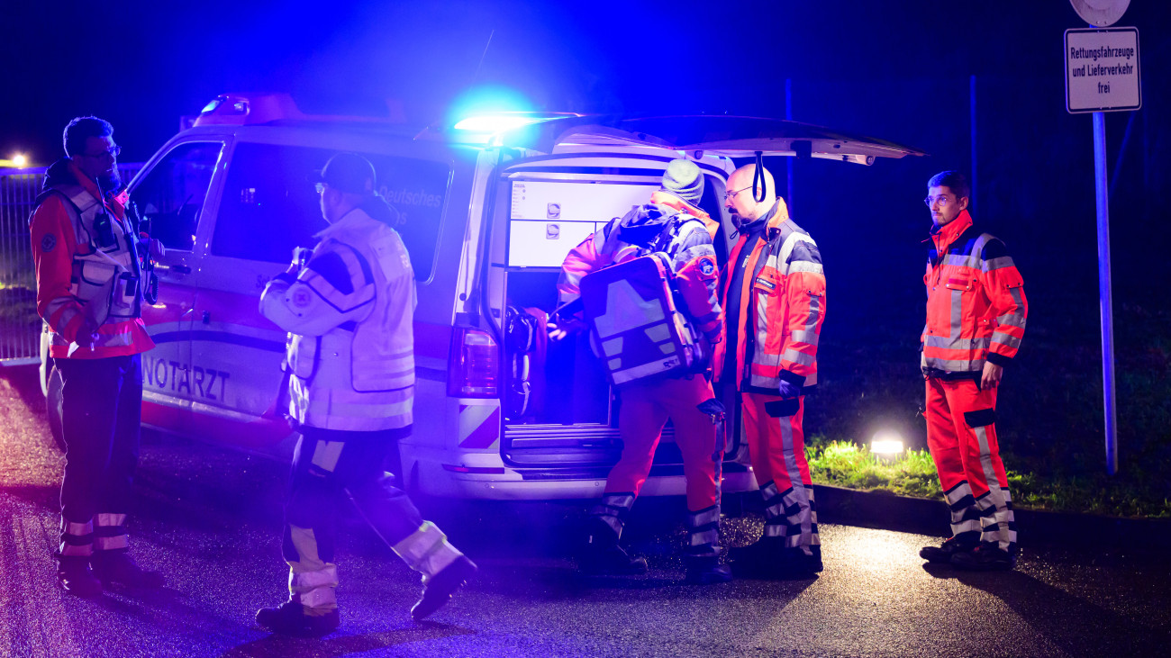 05 January 2024, Lower Saxony, Uelzen: Emergency services are responding to a fire at the hospital. The fire broke out on the third floor of the hospital late on Thursday evening. One person died and 22 others were injured, six of them seriously. Photo: Philipp Schulze/dpa (Photo by Philipp Schulze/picture alliance via Getty Images)