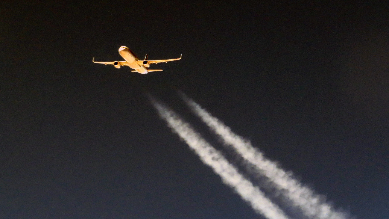 Airliner in-flight jet contrails travel world airplane Airbus A321