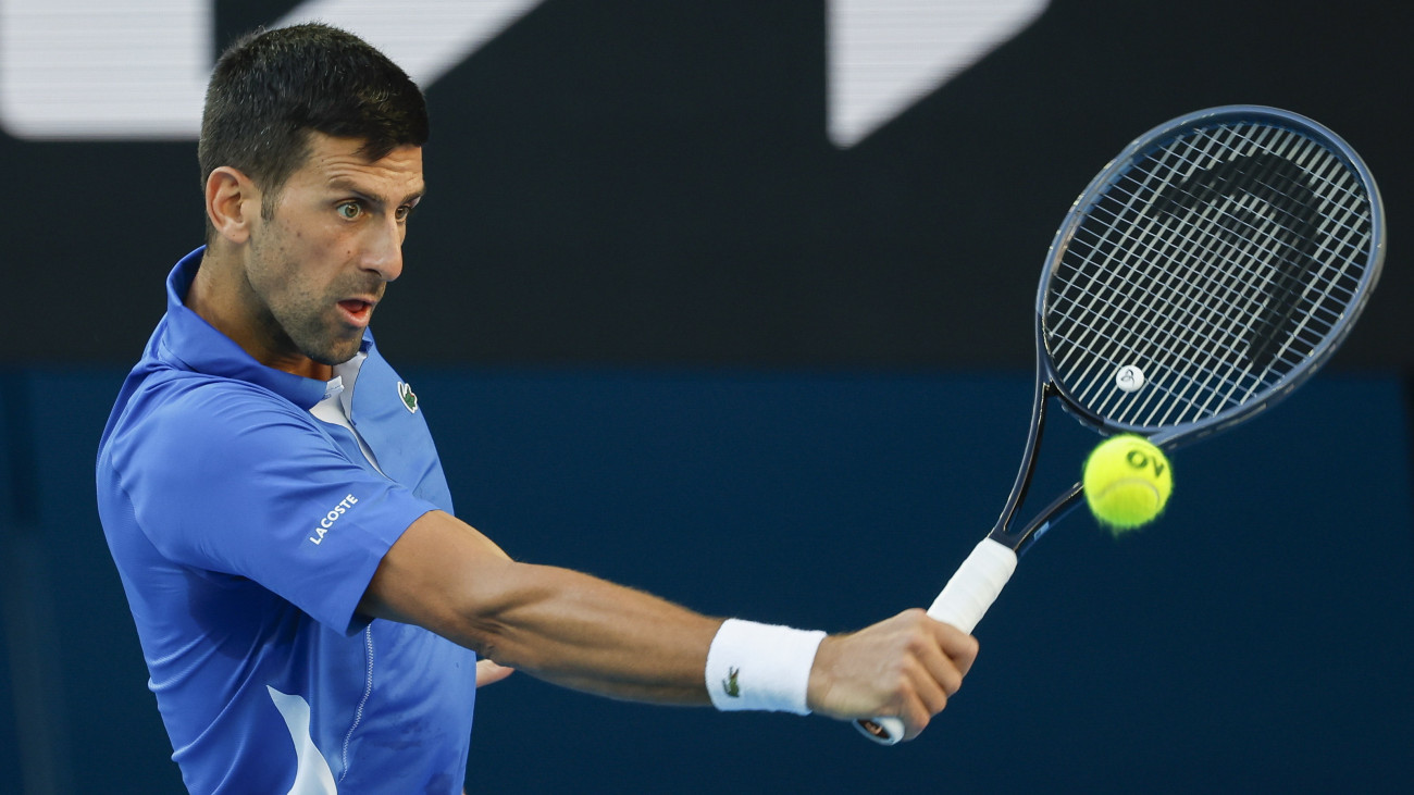 A világelső szerb Novak Djokovic a görög Sztefanosz Cicipasz ellen játszik jótékonysági teniszmérkőzést a melbourne-i Rod Laver Arénában 2024. január 11-én. Az év első Grand Slam-tornája, az ausztrál nyílt teniszbajnokság január 14-én kezdődik.