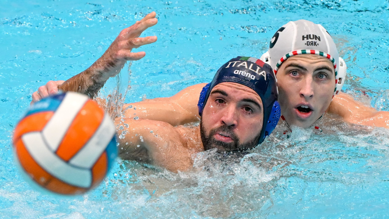 Vigvári Vince (j) és az olasz Andrea Fondelli a férfi vízilabda Európa-bajnokság B csoportjában a harmadik fordulóban játszott Magyarország - Olaszország mérkőzésen a zágrábi Mladost uszodában 2024. január 8-án.