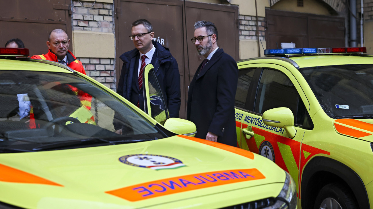 Rétvári Bence, a Belügyminisztérium parlamenti államtitkára (k), Csató Gábor, az Országos Mentőszolgálat (OMSZ) főigazgatója (j) és Győrfi Pál, az OMSZ szóvivője (b) megtekinti a mentőszolgálat új autóit a tavaly februárban bevezetett új alapellátási ügyeleti rendszerről tartott sajtótájékoztató után a Központi Mentőállomáson 2024. január 18-án.