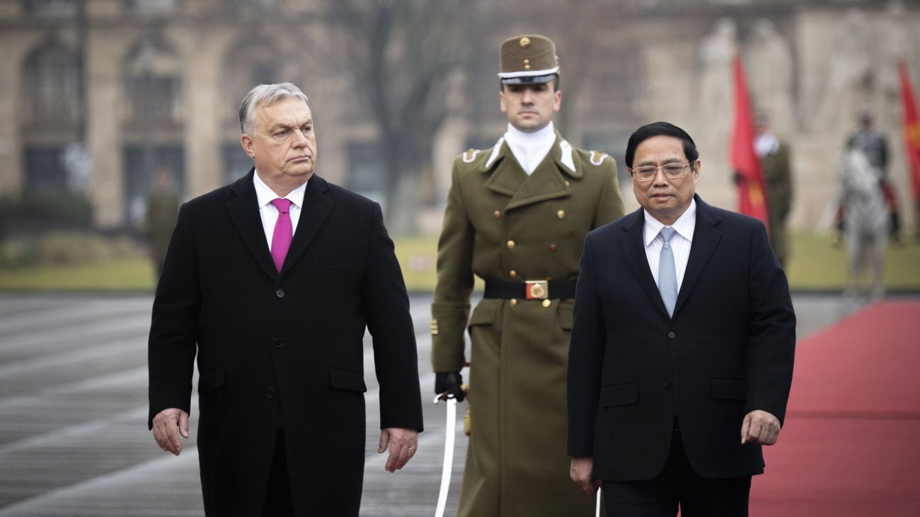 A Miniszterelnöki Sajtóiroda által közreadott képen Orbán Viktor miniszterelnök (b) fogadja Pham Minh Chinh vietnami miniszterelnököt az Országház előtt, a Kossuth Lajos téren 2024. január 18-án.