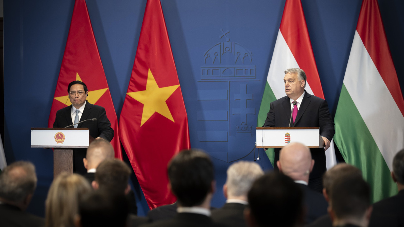 A Miniszterelnöki Sajtóiroda által közreadott képen Orbán Viktor miniszterelnök (j) és Pham Minh Chinh vietnami miniszterelnök sajtónyilatkozatot tesz tárgyalásuk után a Karmelita kolostorban 2024. január 18-án.