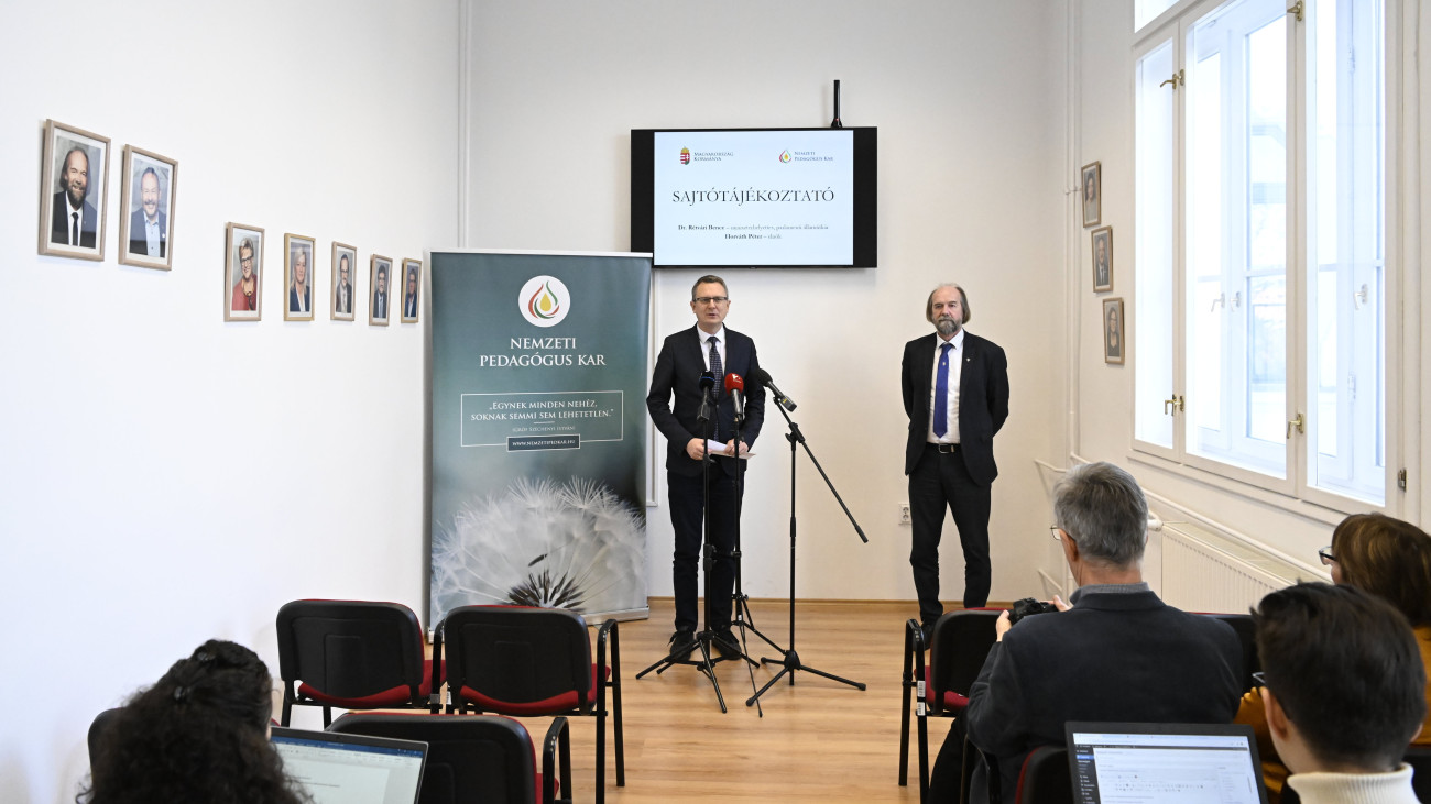 Rétvári Bence, a Belügyminisztérium parlamenti államtitkára (b) és Horváth Péter, a Nemzeti Pedagógus Kar elnöke a tanárok és óvónők béremeléséről tartott budapesti sajtótájékoztatón 2024. január 22-én.