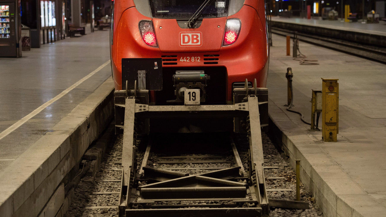 Lipcse, 2014. november 6.Vasúti szerelvény áll a lipcsei pályaudvaron 2014. november 6-án, a négynapos német vasutassztrájk első napján. A vasutasok béremelést, a heti munkaidő kétórás csökkentését és az ágazati tarifaszerződés megkötését követelik.(MTI/EPA/Peter Endig)