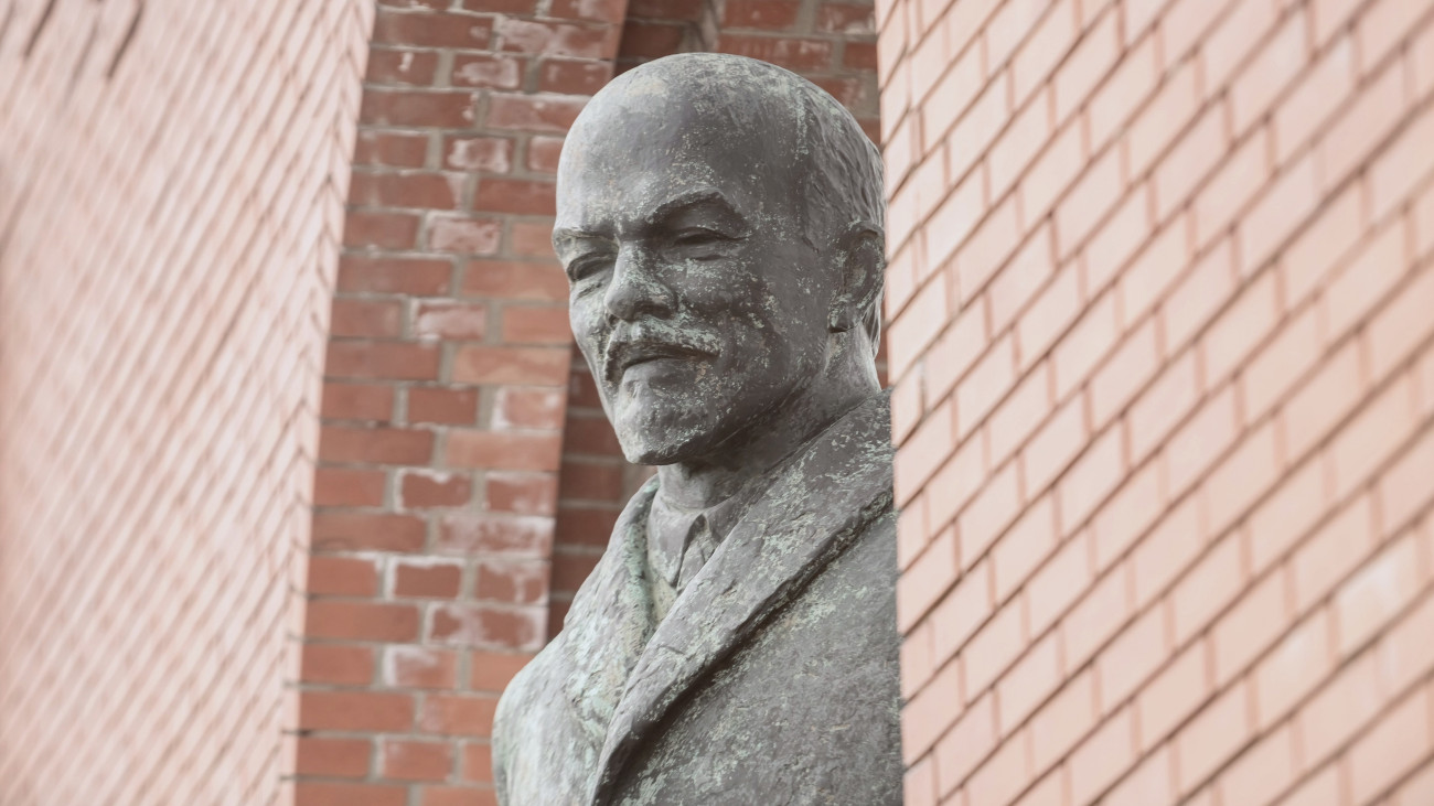 Budapest, 2015. március 29. Pátzay Pál szobrászművész 1965-ben felavatott Lenin szobra a Memento Park, más néven Szoborpark Múzeum főbejárati kulisszafalának egyik boltívében. A négyméteres bronz szobor 1989-ig a XIV. kerületi Felvonulási téren állt. MTVA/Bizományosi: Faludi Imre