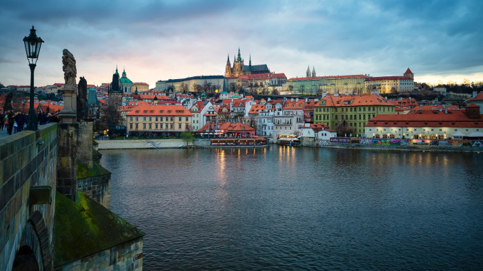 A csehek már a szavazófülkében vannak – eredmény mégsem lesz vasárnapig