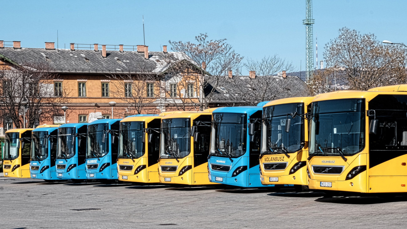 Budapest, 2021. március 7. Helyközi járatokon közlekedő autóbuszok várnak indulásra Kelenföldön, az Etele téri Volán Buszpályaudvaron. A háttérben a Kelenföldi pályaudvar régi épülete. MTVA/Bizományosi: Nagy Zoltán