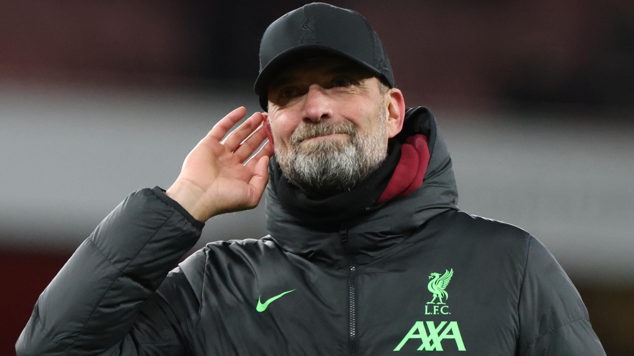 Jürgen Klopp, a Liverpool vezetőedzője, miután csapata 2-0-ra győzött az Angol Labdarúgó-szövetség Kupája, az FA-kupa 32 közé jutásáért játszott Arsenal-Liverpool mérkőzésen a londoni Emirates Stadionban 2024. január 7-én.