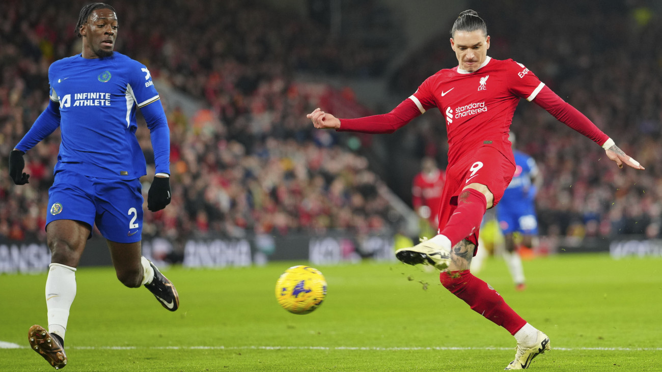 Darwin Nunez, a Liverpool játékosa kapura lő az angol labdarúgó-bajnokság Liverpool FC-Chelsea mérkőzésén Liverpoolban 2024. január 31-én.