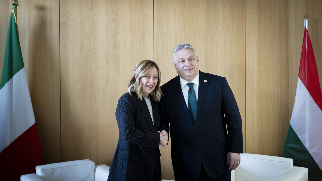 Brüsszel, 2024. február 1.A Miniszterelnöki Sajtóiroda által közreadott képen Orbán Viktor miniszterelnök kezet fog Giorgia Meloni olasz kormányfővel tárgyalásukon az Európai Unió tagországai állam- és kormányfőinek rendkívüli csúcstalálkozója előtt Brüsszelben 2024. február 1-jén.