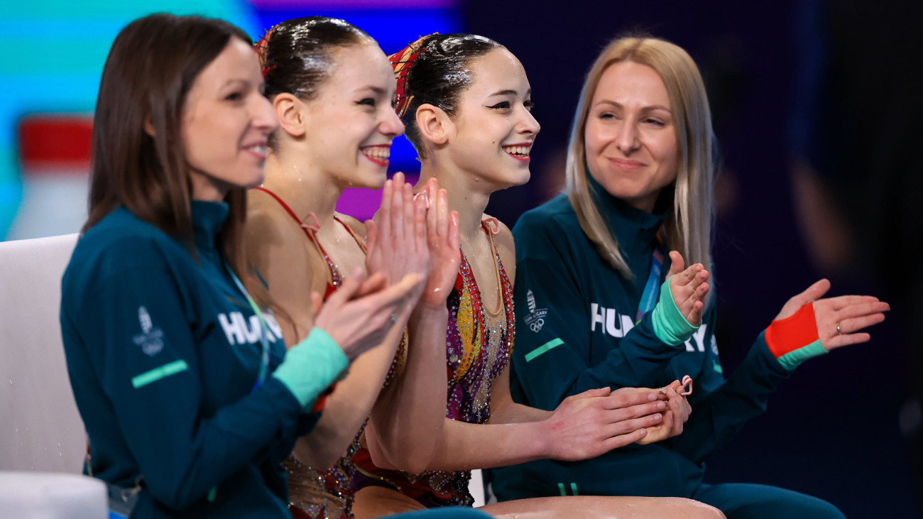Barbócz Blanka (b2) és Bastianelli Angelika (b3), valamint Árkovics Petra szövetségi kapitány (j) és Karsai Zsófia edző (b) a szinkronúszás női páros technikai versenyének selejtezőjében a dohai vizes világbajnokságon 2024. február 2-án.
