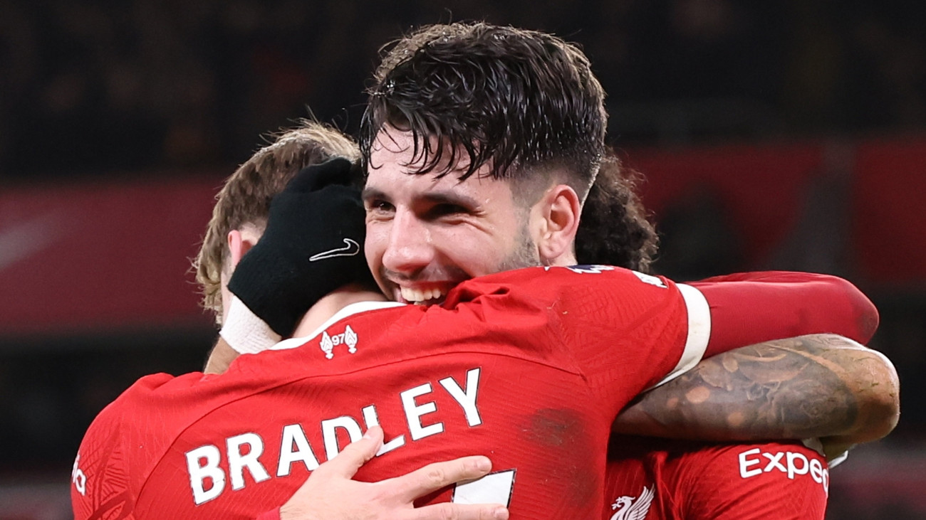 Szoboszlai Dominik, a Liverpool játékosa (k) ünnepel csapattársaival, Luis Diazzal (j) és Conor Bradley-vel, miután gólt lőtt az angol labdarúgó-bajnokság Liverpool FC-Chelsea mérkőzésén Liverpoolban 2024. január 31-én.