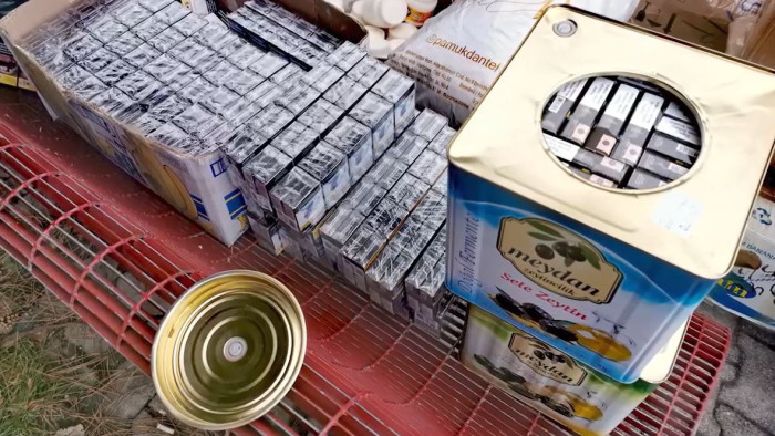 Olívás dobozokba és sajtspecialitások alá rejtették a csempészárut – videó