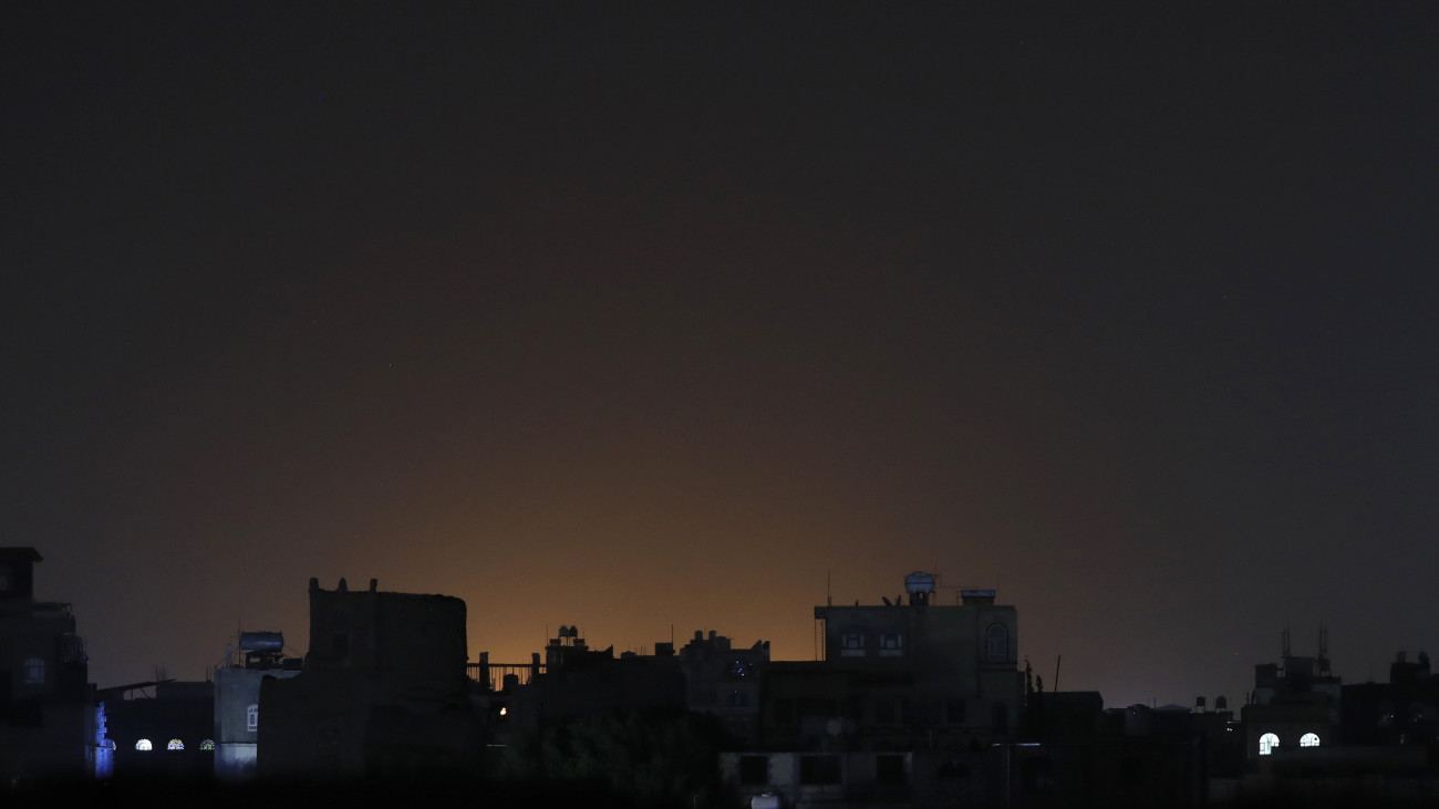 Harci repülőgépek csapást mérnek a jemeni húszi lázadók állásaira a brit-amerikai katonai művelet során Szanaában 2024. február 3-án éjjel. A brit és az amerikai fegyveres erők tizenhárom jemeni helyszínen összesen 36 célpontra mértek precíziós csapásokat, válaszul a húszik által kereskedelmi és hadihajók ellen elkövetett vörös-tengeri támadásokra.