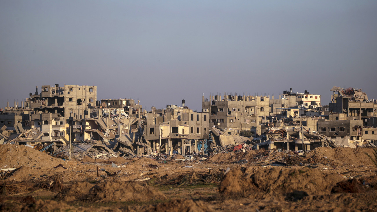 Izraeli légitámadásban romba dőlt házak a Gázai övezet középső részén lévő Bureidzs menekülttáborban 2024. február 7-én. A Hamász palesztin iszlamista szervezet fegyveresei 2023. október 7-én támadást indítottak Izrael ellen, az izraeli haderő pedig válaszul légi és szárazföldi hadműveleteket hajt végre a Gázai övezetben.