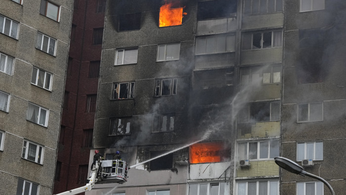 Megint Kijev volt az orosz rakéták célpontja, lakóházba csapódott a törmelék