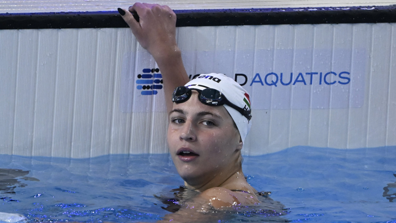 Pádár Nikolett a célban a női 200 méteres gyorsúszás döntőjében a dohai vizes világbajnokságon 2024. február 14-én. A magyar úszónő a 6. helyen végzett.