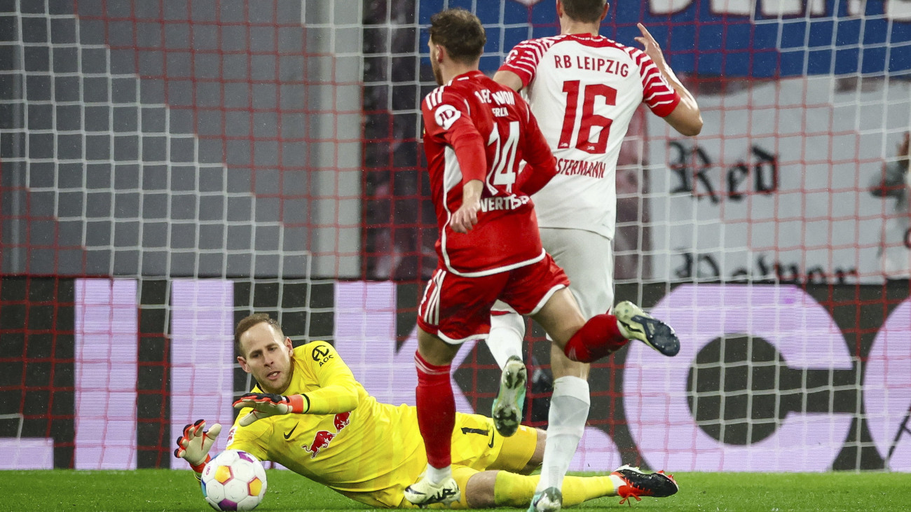 Gulácsi Péter, az RB Leipzig kapusa véd Yorbe Vertessen, az Union Berlin játékosa (k) elől a német első osztályú labdarúgó-bajnokságban játszott RB Leipzig-Union Berlin mérkőzésen a lipcsei Red Bull Arénában 2024. február 4-én.