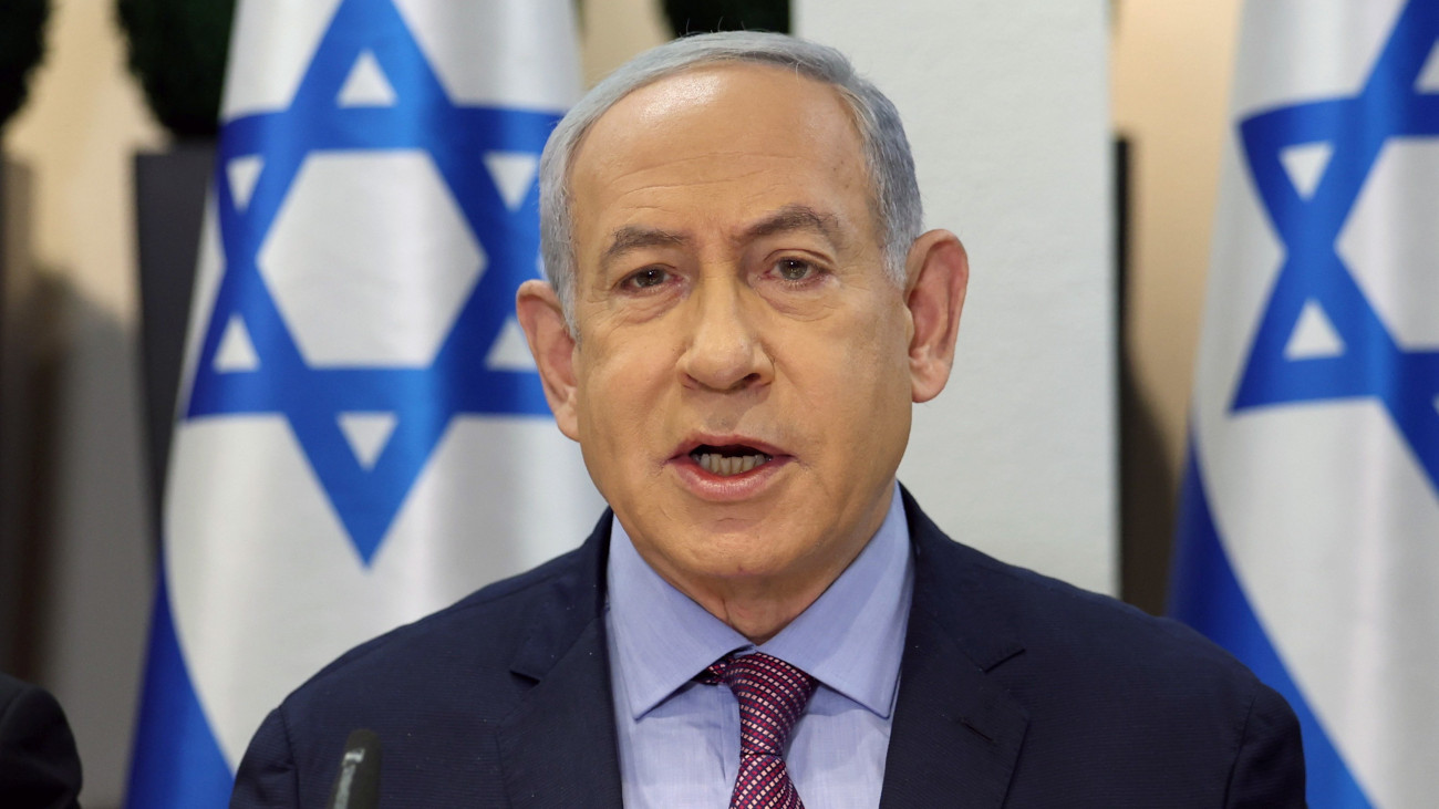 Benjámin Netanjahu izraeli miniszterelnök beszél a tel-avivi Kiria katonai támaszponton tartott kabinetülésen 2023. december 31-én.