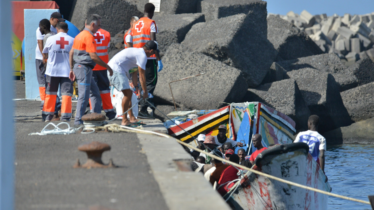 Európába igyekvő afrikai illegális bevándorlók érkeznek bárkán a kanári-szigeteki El Hierro szigetén fekvő La Restinga kikötőjébe 2023. október 17-én. A spanyol belügyminisztérium szerint október első felében 8500-nál több migráns érkezett összesen mintegy 380 bárkán a Spanyolországhoz tartozó atlanti-óceáni szigetcsoportra. 2023 eleje óta több mint 23,5 ezren jutottak el Afrika felől a Kanári-szigetekre, 79 százalékkal többen, mint 2022-ben ugyanebben az időszakban.