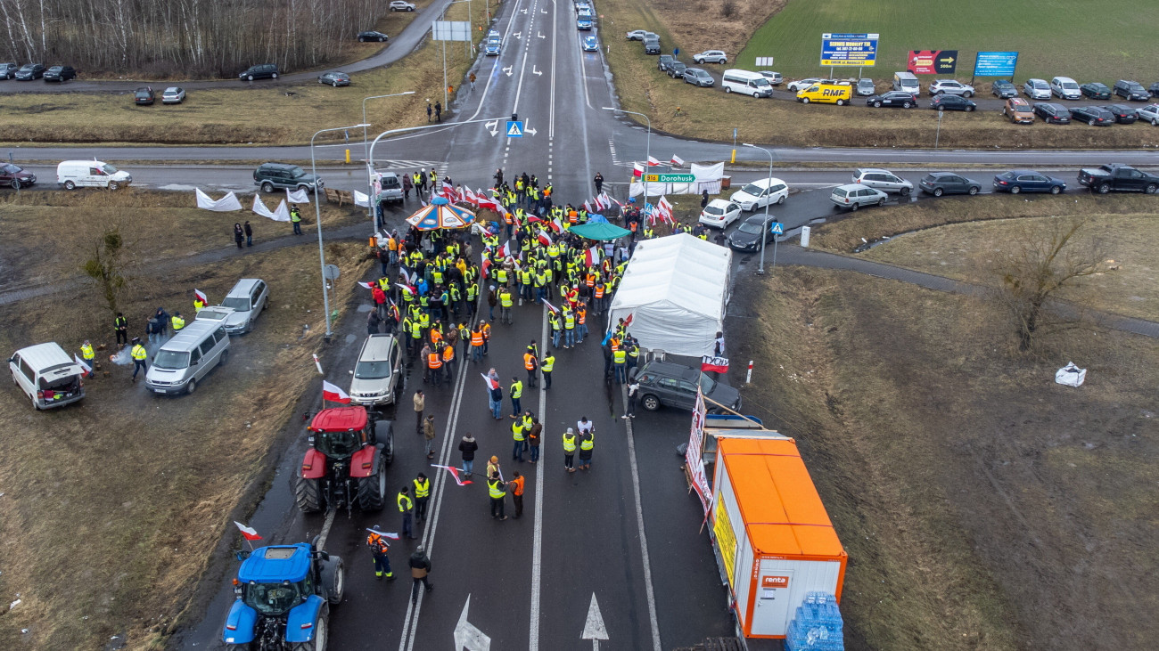 Az Európai Unió mezőgazdasági politikája, többek között a vámmentes ukrán terményimport ellen tüntető lengyel gazdák lezárják az utat a délkelet-lengyelországi Dorohusknál, a lengyel-ukrán határátkelő előtt 2024. február 20-án.