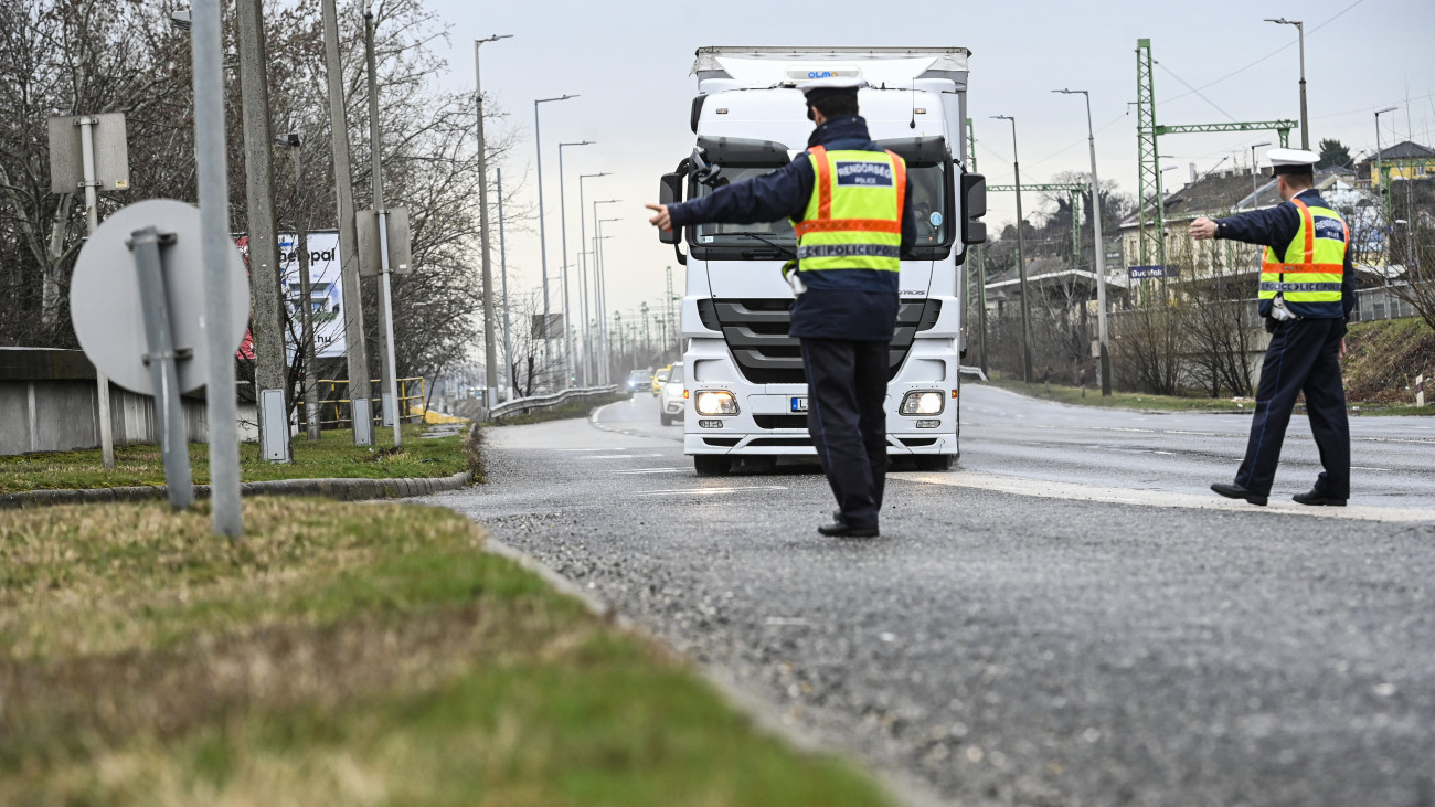 Megállítanak egy teherautót rendőrök Budapesten, a 6-os főút bevezető szakaszán tartott ellenőrzésen 2024. február 23-án. Az Európai Közlekedésrendészeti Szervek Hálózata Műveleti Csoportjának (ROADPOL) éves ellenőrzési terve alapján országos akciót tart a rendőrség a közutakon február 19. és 25. között. Kiemelt figyelmet fordítanak a vezetési és pihenőidővel, valamint a veszélyes áruk szállításával összefüggő szabályok betartására, továbbá a beutazás, illetve a belföldön tartózkodás jogszerűségét is vizsgálják.
