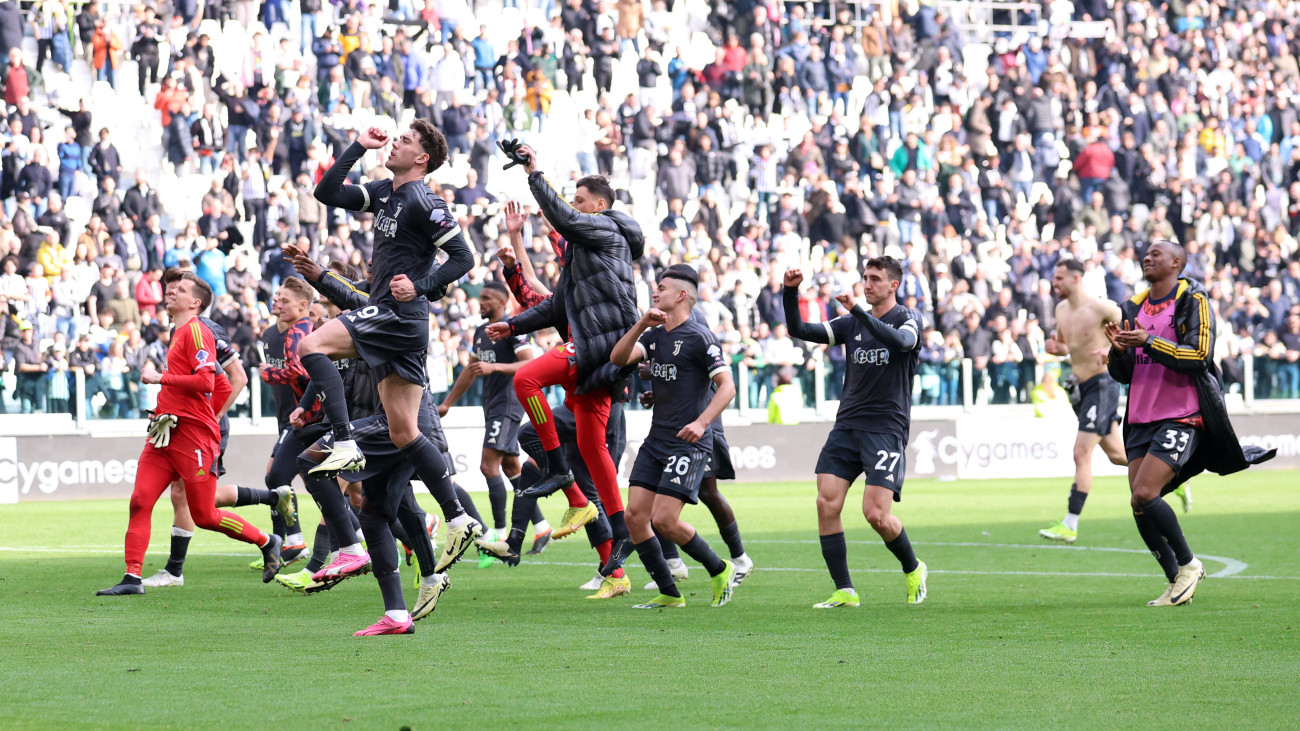 TURIN, ITALY - FEBRUARY 25: Players of Juventus Fc celebrate after winning the Serie A TIM match between Juventus and Frosinone Calcio on February 25, 2024 in Turin, Italy. (Photo by sportinfoto/DeFodi Images via Getty Images)