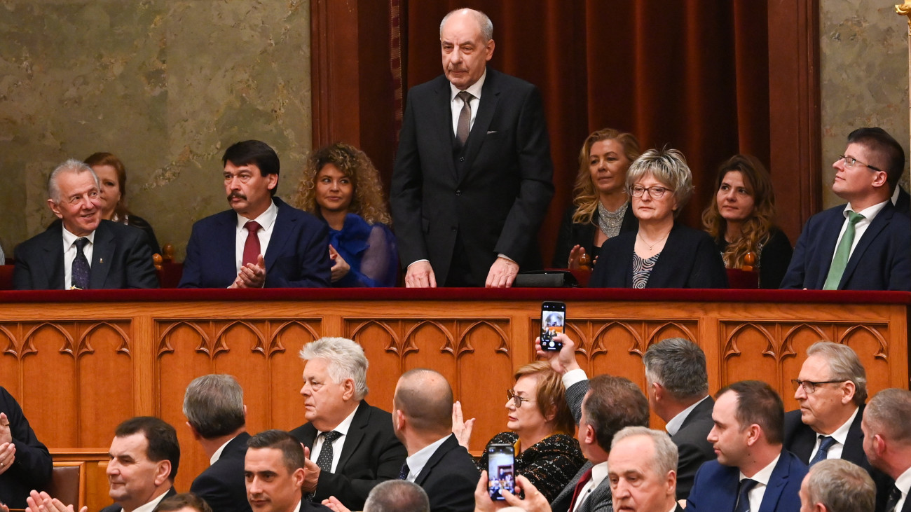 Sulyok Tamás, az Alkotmánybíróság elnöke, a Fidesz-KDNP államfőjelöltje (j3) az Országgyűlés plenáris ülésén 2024. február 26-án. Mellette Schmitt Pál (b2) és Áder János korábbi köztársasági elnökök, valamint Makray Katalin, Schmitt Pál felesége (b).