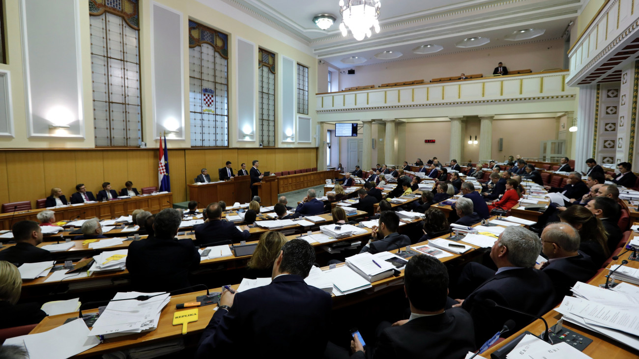 A horvát parlament ülése. (MTI/EPA/Antonio Bat)