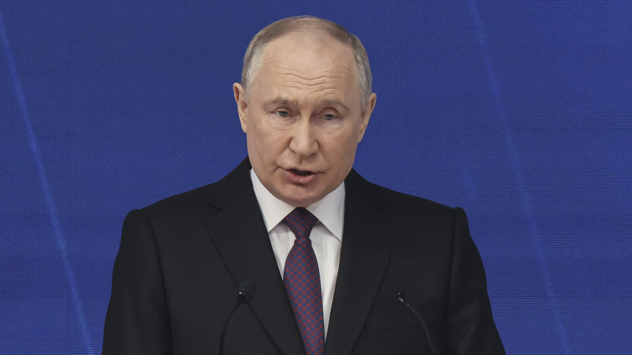 Vlagyimir Putyin orosz elnök beszél az orosz parlament két háza előtt tartott évértékelőjén a moszkvai Gosztiny Dvorban 2024. február 29-én.