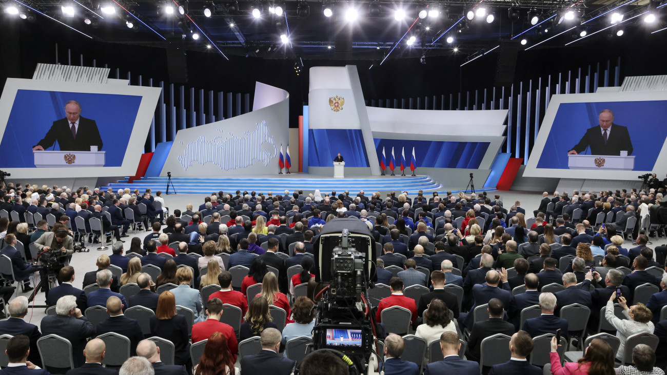 Vlagyimir Putyin orosz elnök beszél az orosz parlament két háza előtt tartott évértékelőjén a moszkvai Gosztiny Dvorban 2024. február 29-én.
