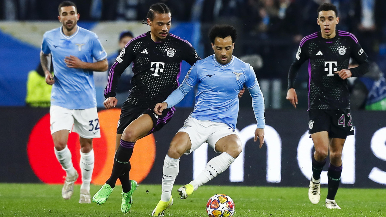 Felipe Anderson, az SS Lazio (j2) és Leroy Sane, a Bayern München játékosa (b2) a labdarúgó Bajnokok Ligája nyolcaddöntőjének első, SS Lazio-Bayern München mérkőzésén a római Olimpiai Stadionban 2024. február 14-én.