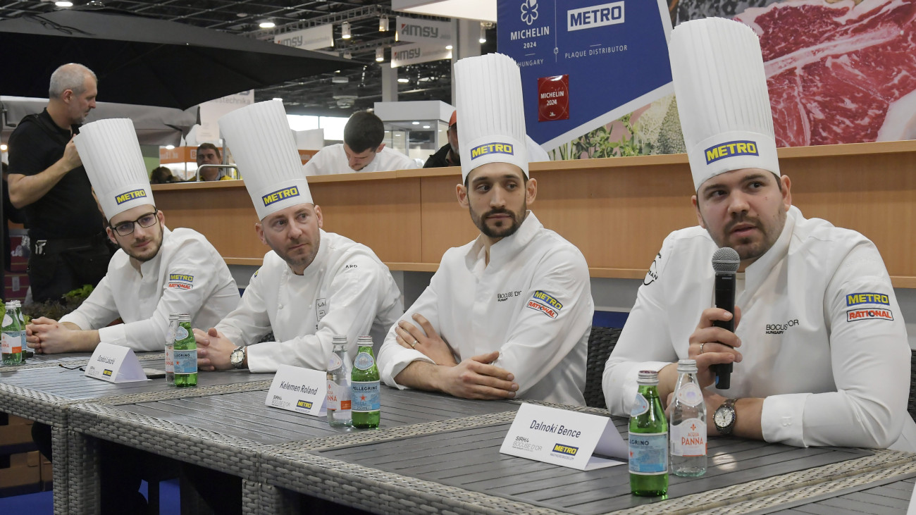 Fodor Noel commis, Szabó László coach, Kelemen Roland séf és Dalnoki Bence csapatvezető (b-j) a magyar Bocuse dOr csapat bemutatkozó sajtótájékoztatóján a fővárosi Hungexpón 2024. március 6-án. A csapat képviseli Magyarországot a nemzetközi szakácsverseny európai döntőjében március 19-20-án a norvégiai Trondheimben.