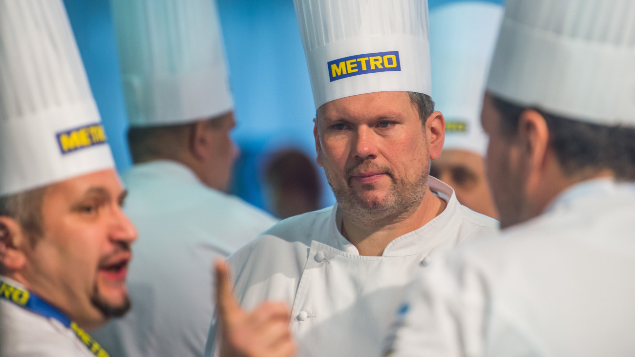 Hamvas Zoltán, a Magyar Bocuse dOr Akadémia elnöke (k) a Bocuse dOr magyar döntőjében a Sirha Budapest 2018 Nemzetközi Élelmiszeripari és a HoReCa szakkiállításon a Hungexpo Budapesti Vásárközpontban 2020. február 5-én. A győztes képviseli majd Magyarországot a világ legjelentősebb szakácsversenyének májusi európai döntőjén Tallinnban.