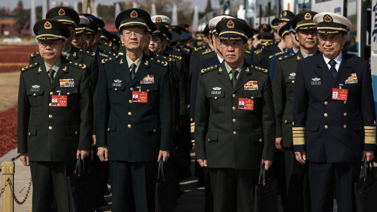 Peking, 2024. március 11.Küldöttek érkeznek a 14. kínai Országos Népi Gyűlés, azaz a parlament második ülésszakának záróülésére a pekingi Nagy Népi Csarnokba 2024. március 11-én.