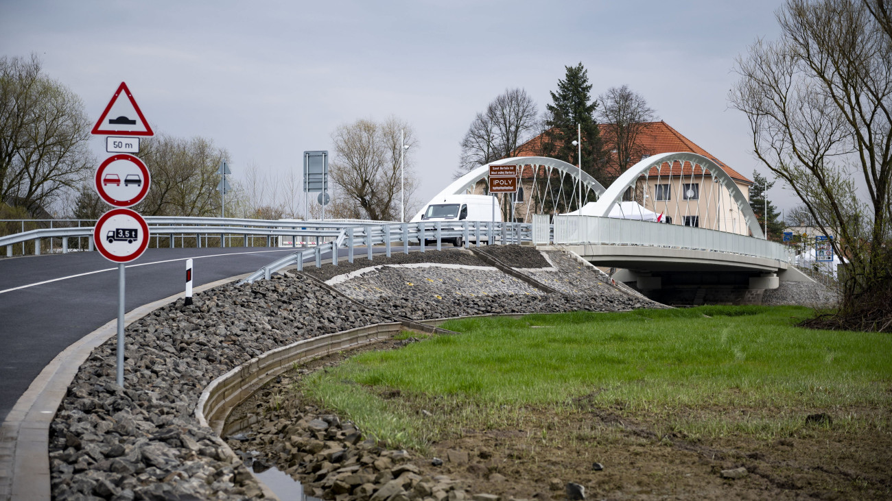 Az Ipoly felett átívelő, a magyarországi Drégelypalánk és a szlovákiai Ipolyhídvég közötti Szent Borbála híd Drégelypalánknál az avatás napján, 2024. március 11-én.