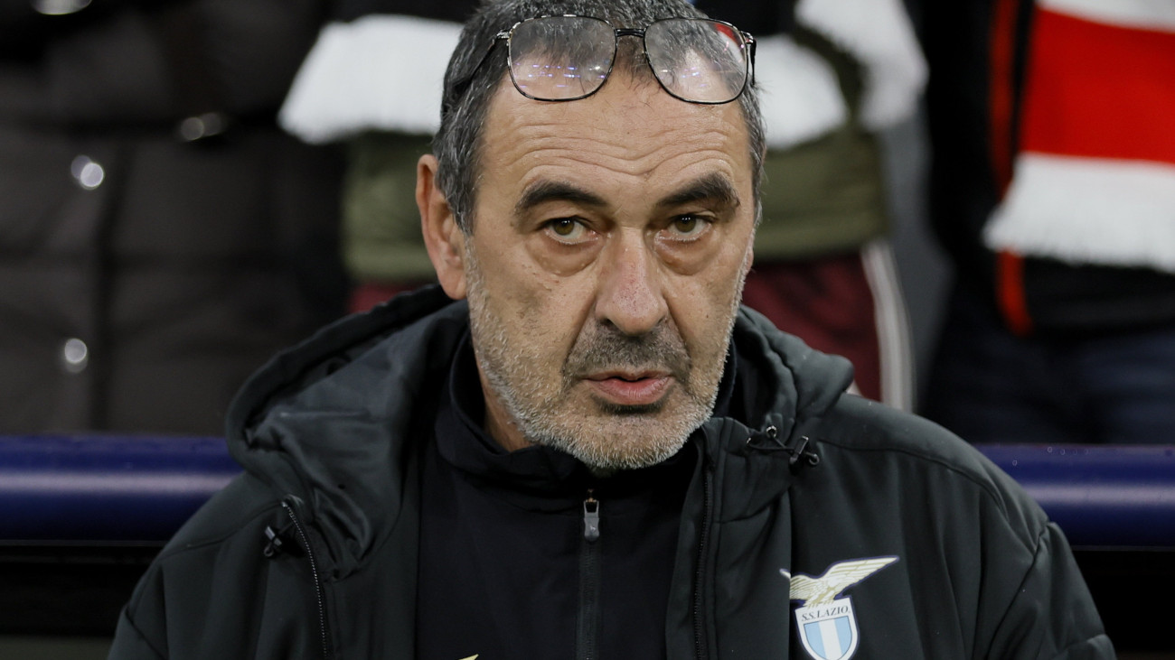 Maurizio Sarri, az SS Lazio vezetőedzője, mielőtt megkezdődik a labdarúgó Bajnokok Ligája nyolcaddöntőjének Bayern München-SS Lazio visszavágó mérkőzése a müncheni Allianz Arénában 2024. március 5-én.