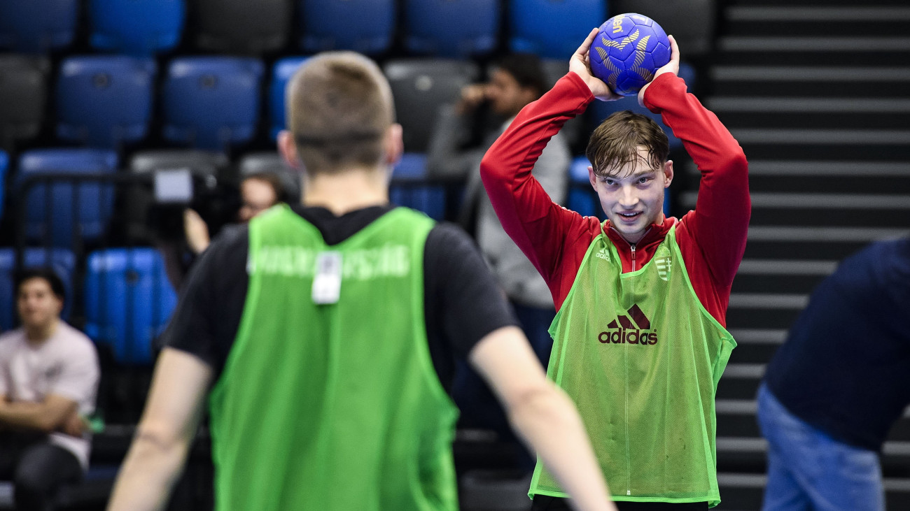 Krakovszki Zsolt, a magyar válogatott tagja a tatabányai kézilabda olimpiai selejtezőtorna előtt tartott edzésen a Tatabányai Multifunkciós Csarnokban 2024. március 11-én. A magyar együttes március 14-én Tunéziával, 16-án Norvégiával, másnap Portugáliával játszik. A csoport első két helyezettje jut ki a nyári, párizsi olimpiára.