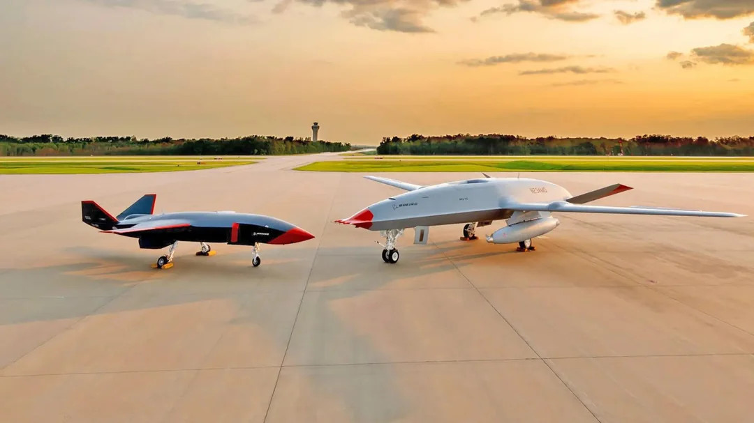 Boeing MQ-28 Ghost Bat és MQ-25 Stingray. Forrás: Boeing