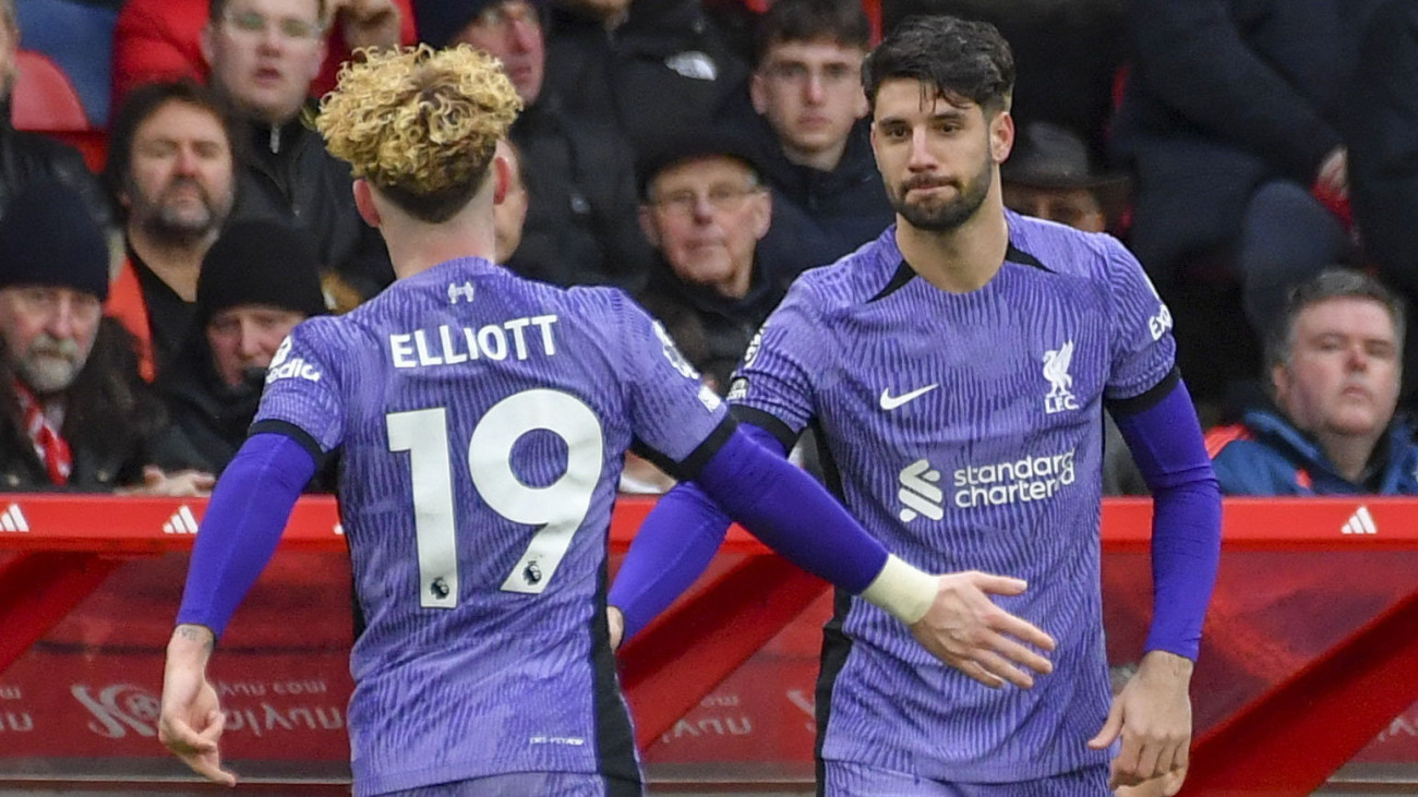 Szoboszlai Dominik (j) és Harve Elliot, a Liverpool játékosai az angol első osztályú labdarúgó-bajnokság 27. fordulójában játszott Nottingham Forest - Liverpool FC mérkőzésen Nottinghamben 2024. március 2-án. A listavezető Liverpool Darwin Nunez 99. percben fejelt góljával 1-0-ra nyert a Nottingham Forest otthonában.