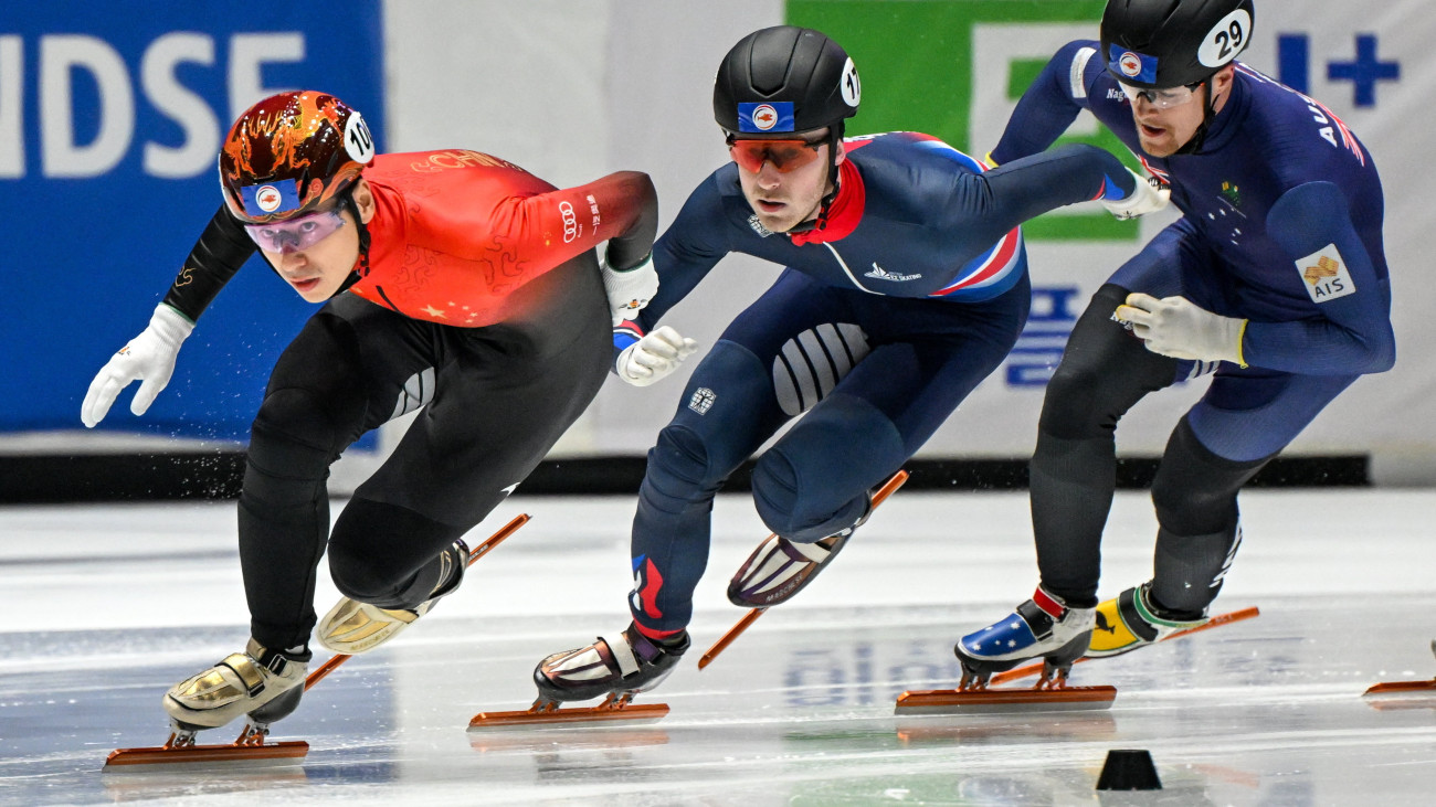 A kínai Liu Shaoang (b), a brit Kyle Ross-Waddell (k) és az ausztrál Brendan Corey (j) a rövidpályás gyorskorcsolyázók világbajnokságán, a férfiak 500 méteres versenyének előfutamában a rotterdami Ahoy Arénában 2024. március 15-én. A szám magyar olimpiai bajnoka, a már kínai színekben versenyző Liu Shaoang bejutott a negyeddöntőbe.