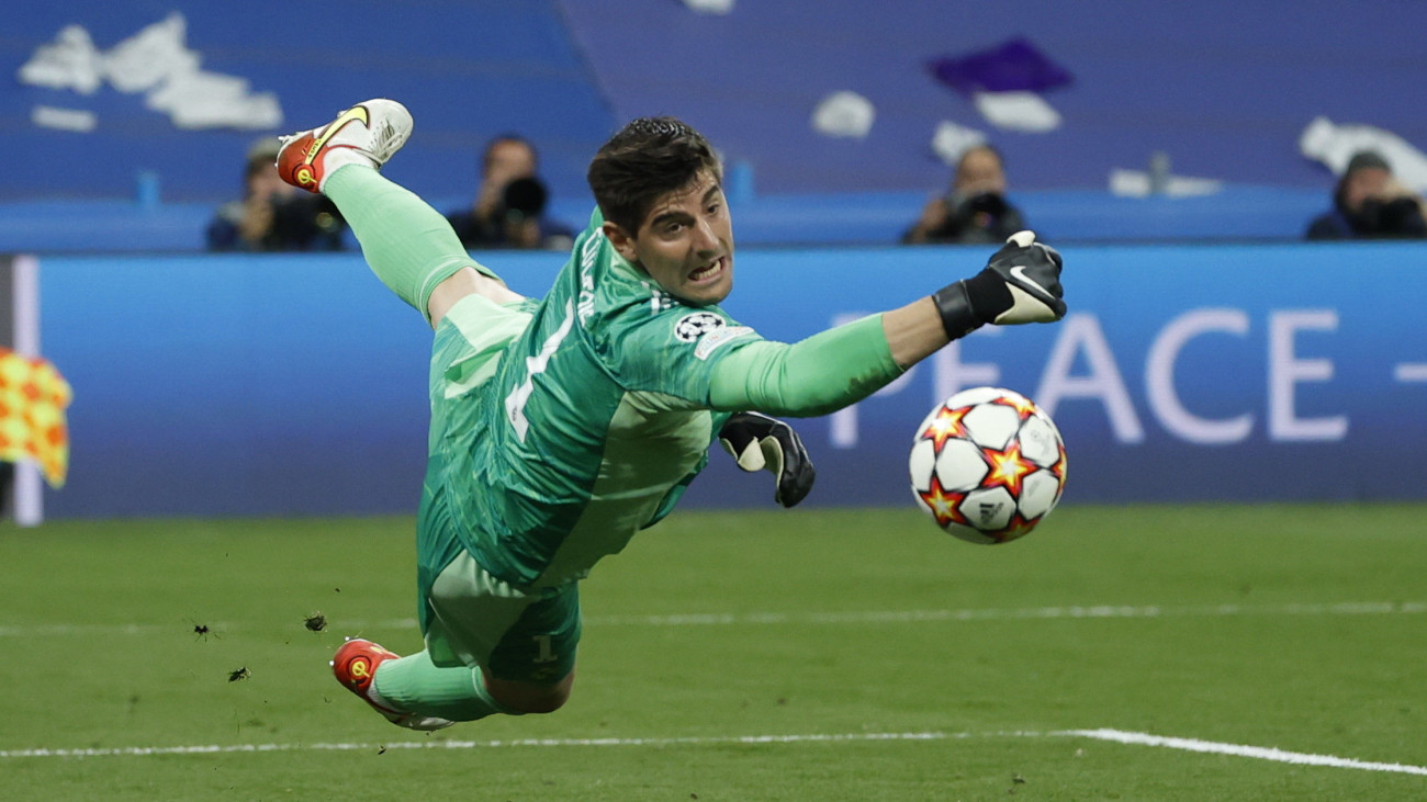 Thibaut Courtois, a Real Madrid kapusa a labdarúgó Bajnokok Ligája Real Madrid Manchester City elődöntőjének visszavágó mérkőzésén a madridi Santiago Bernabeu Stadionban 2022. május 4-én. A Real Madrid hosszabbítás után 3-1-re győzött, és bejutott a fináléba.