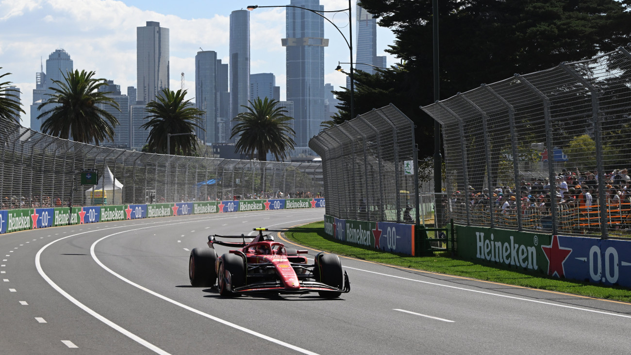 Carlos Sainz, a Ferrari spanyol versenyzője a Forma-1-es autós gyorsasági világbajnokság Ausztrál Nagydíjának első szabadedzésén a melbourne-i Albert Park versenypályán 2024. március 22-én.