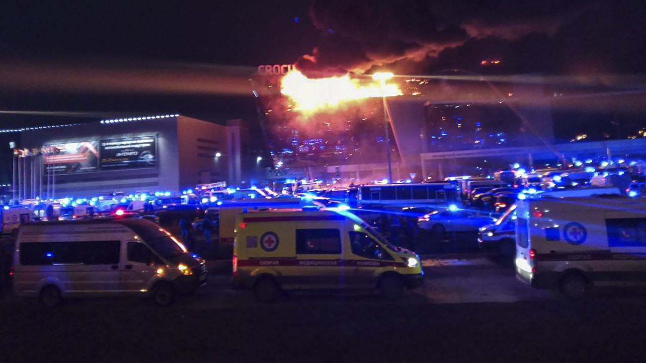 Mentőautók érkeznek a Crocus City Hall nevű hangversenyteremnek otthont adó épülethez, amelyben katonai terepruhát viselő fegyveresek tüzet nyitottak Krasznogorszkban 2024. március 22-én. Szemtanúk szerint az automata fegyverrel felszerelkezett támadók gránátot vagy gyújtóbombát dobtak a nézőtérre, ahol nagy robbanás hallatszott, majd tűz keletkezett. A támadásnak legkevesebb negyven halálos és több mint száz sebesült áldozata van.