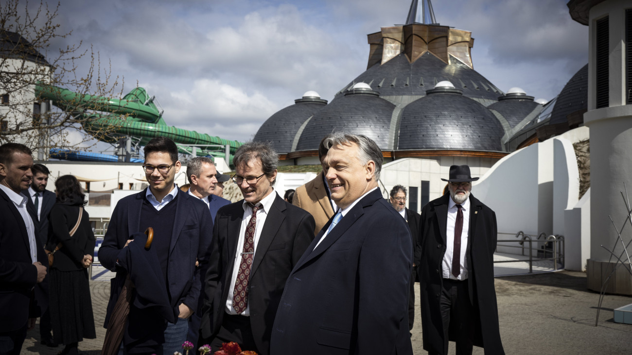 A Miniszterelnöki Sajtóiroda által közreadott képen Orbán Viktor miniszterelnök (jobbról) a megújult és kibővített makói Hagymatikum gyógyfürdő átadó ünnepségén 2024. március 24-én. A kormányfő mellett balról Makovecz Pál, a Makovecz Imre Alapítvány kuratóriumi elnöke.