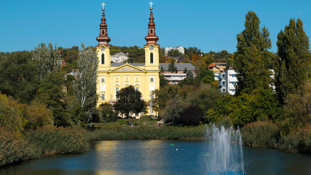 A megújult Budapest-Szentimrevárosi Szent Imre plébániatemplom az újbudai Feneketlen-tónál. A tavon vízforgató berendezés és szökőkút működik a vízminőség romlásának megakadályozásáért és a látvány szépségének érdekében.   MTVA/Bizományosi: Nagy Zoltán  *************************** Kedves Felhasználó!