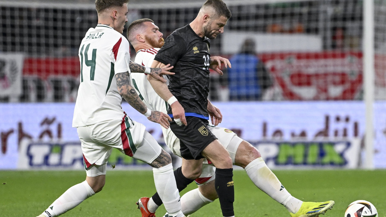 Bolla Bendegúz (b) és Ádám Martin (k), valamint a koszovói Valon Berisha a Magyarország - Koszovó barátságos labdarúgó-mérkőzésen a Puskás Arénában 2024. március 26-án.