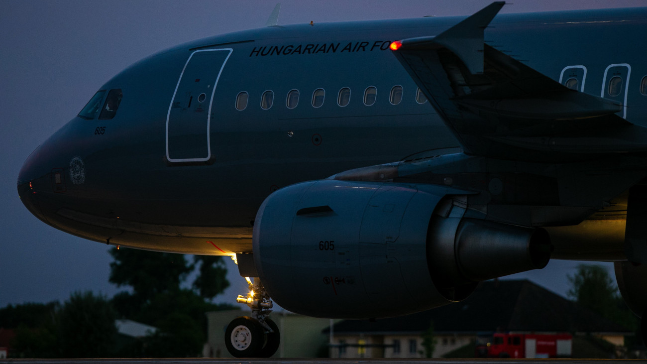 A légierő Airbus A-319 típusú személyszállító repülőgépe a kecskeméti MH 59. Szentgyörgyi Dezső Repülőbázison 2022. május 11-én.