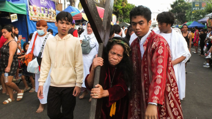 Idén sem maradt el a keresztrefeszítés és önkorbácsolás a Fülöp-szigeteken